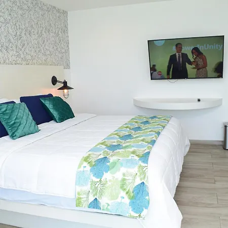 Suite At The Best Beach, Balcony, Stunning Views, Gym, Jacuzi, Pool